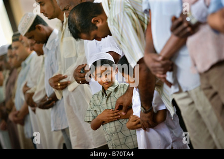 Le Suriname, Paramaribo, prières du vendredi à la mosquée principale de Keizerstraat dans le centre-ville historique. Charger une personne de se père fils. Banque D'Images