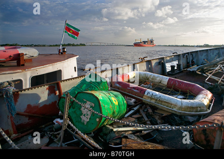 Le Suriname, Paramaribo. Vue du navire abandonné au Suriname, la rivière en arrière-plan-conteneurs et pont Wijdenbosch. Banque D'Images