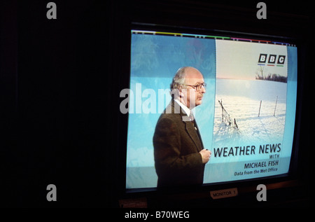 Météo fiable présentant Michael Fish les prévisions météorologiques sur BBC TV Banque D'Images