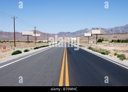 Une longue section de route vide menant loin de Las Vegas. Ces panneaux publicitaires vides étaient intéressants. Banque D'Images