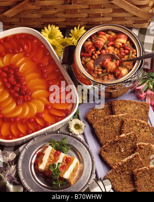 Recettes, dessert, peach frais Haricots hawaïenne cocotte, riche d'érable Salade de courgettes Banque D'Images