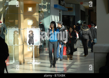 Recherche acheteurs pour affaires dans le Queens Center dans le quartier de Queens à New York Banque D'Images