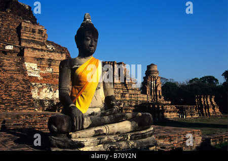 Bouddha assis au Wat Phra Mahathat Temple Bouddhiste, Ayuthaya Historical Park, Thailand Banque D'Images