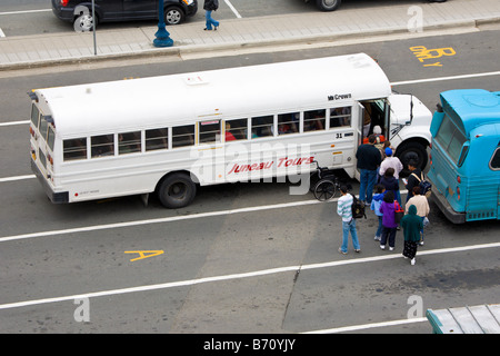 Les touristes se sont alignés pour obtenir sur Juneau Tours tour bus au quai des navires de croisière dans la région de Juneau, Alaska, USA Banque D'Images