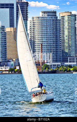 Voilier naviguant dans le port de Toronto avec vue sur le centre-ville Banque D'Images