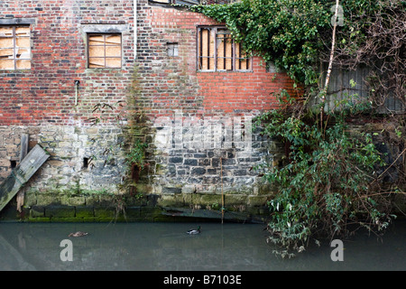 Ouseburn rivière s'écoulant en bâtiments abandonnés à Newcastle upon Tyne Banque D'Images