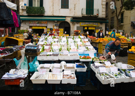 Shopping à Piazza Pignasecca square dans le centre de Naples Italie Europe Banque D'Images