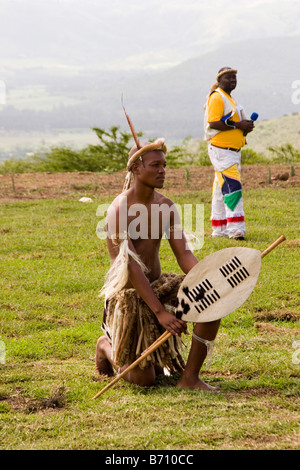 Un guerrier zoulou attend son tour pour commencer une routine à un concours de danse dans la province de KwaZulu-Natal en Afrique du Sud. Banque D'Images