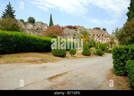 Vue à partir de la Porta Marina à la sortie extérieure du mur ouest, Pompéi, Pompéi, Campanie, Italie, Europe. Banque D'Images