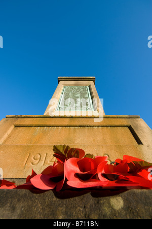 Couronne de pavot fixées à un monument commémoratif de guerre Banque D'Images