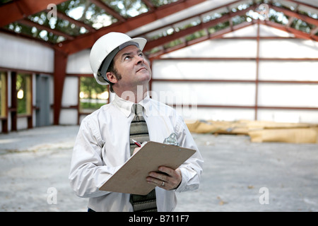 L'inspecteur examine les poutres d'acier dans un bâtiment en construction vue horizontale Banque D'Images