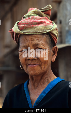 Portrait d'une vieille femme Hmong dans les hautes terres de Lao Village Khamu, Province de Luang Prabang, Laos Banque D'Images