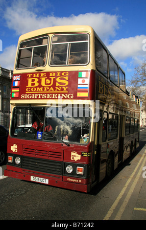 A London open surmontée bus touristique exploité par the Big Bus Company. Le bus se déplace le long de Whitehall, Londres. Banque D'Images