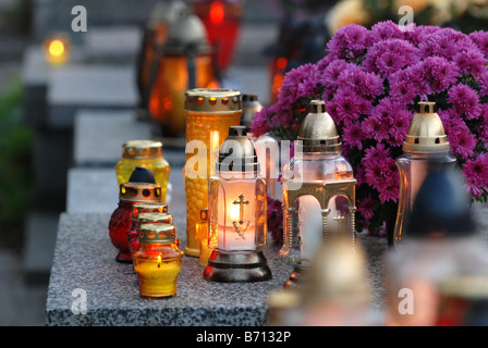 Chrysanthèmes et bougies sur Wolski cemetery à Varsovie, en Pologne au cours de la Toussaint Banque D'Images