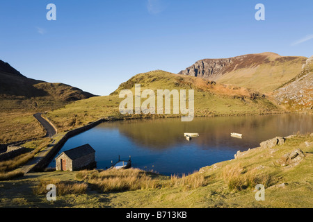 Rhyd Ddu Gwynedd au nord du Pays de Galles UK 1Llyn y Dywarchen lac avec bateaux en hiver dans des montagnes de Snowdonia National Park Banque D'Images