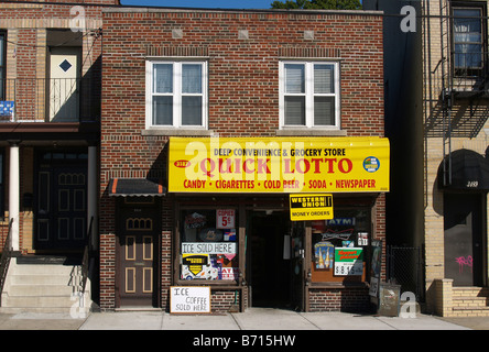 Épicerie fine sur East Tremont Avenue dans le Bronx, New York, USA Banque D'Images