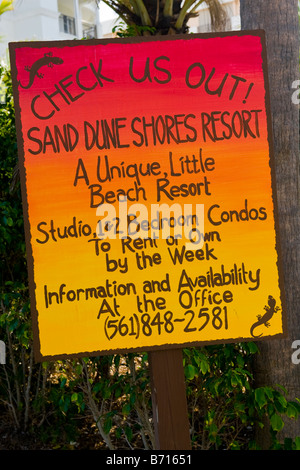 Palm Beach Shores , quirky signe intéressant , dunes de sable Shores Resort condos Banque D'Images