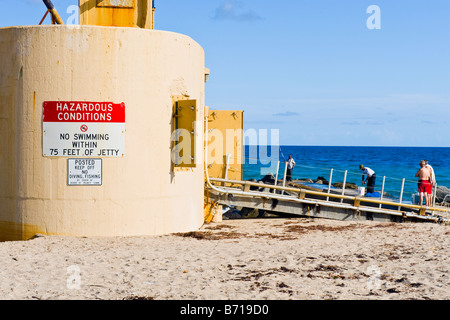 Palm Beach Shores , station de pompage sur jetty , pas de piscine et pêche signes ignorés par les nageurs et les pêcheurs ou les pêcheurs Banque D'Images