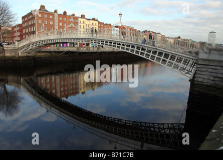 Halfpenny Bridge onetime pont à péage sur la rivière Liffey Dublin Ireland Banque D'Images