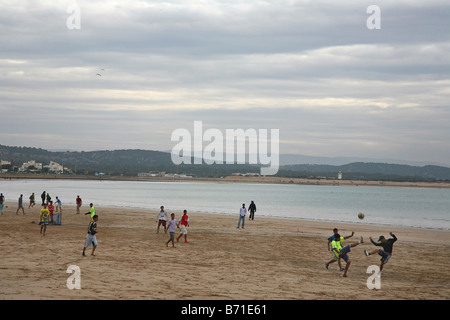 Essaouira Maroc beach soccer football des enfants qui jouent les adolescents enfants marocain Skala du port de la côte de la mer du port de pêche Banque D'Images