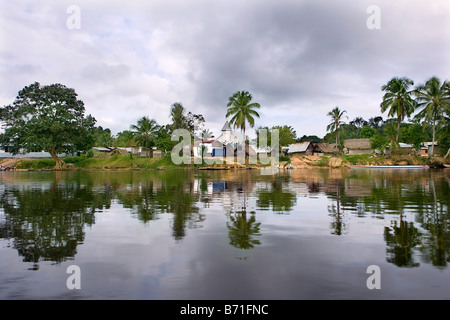 Le Suriname, Laduani, sur la rive de la rivière Suriname Boven. Vue sur Nieuw Aurora Village de rivière. Banque D'Images