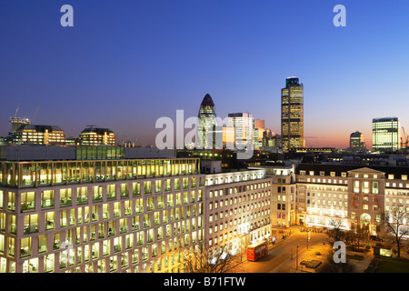 Photo de nuit de Nat West Tower Gherkin et toits de Londres Londres Angleterre Banque D'Images