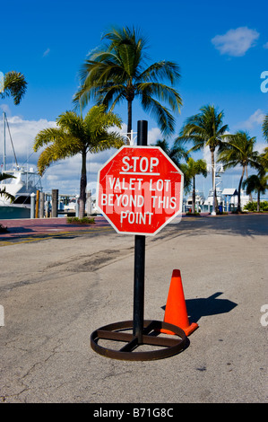 Palm Beach Shores , voiliers de plaisance , des signes intéressants , Stop , lot voiturier au-delà de ce point , pas de parking pour les clients ? Banque D'Images