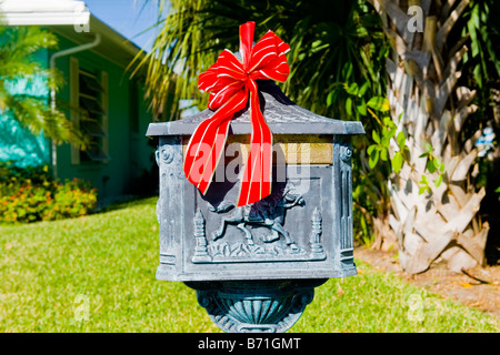 Palm Beach Shores , boîte aux lettres d'origine avec big red bow comme décoration de Noël au soleil , en particulier pour les cartes de Noël ? Banque D'Images