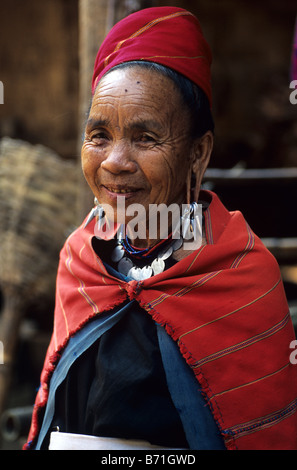 Portrait d'une oreille ou d'hibou moyen-femme Karen, un des réfugiés birmans vivant dans le nord de la Thaïlande Banque D'Images