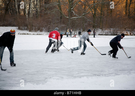 Les gens jouer au hockey sur glace sur un lac gelé Banque D'Images