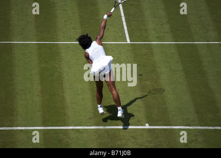 Serena Williams sert lors de son premier tour à Wimbledon 2008 avec Beograd Banque D'Images