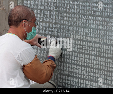 Un artisan sculpte les noms des donateurs sur le mur dans Wenwu Temple qui situé à Sun Moon Lake Taiwan Banque D'Images