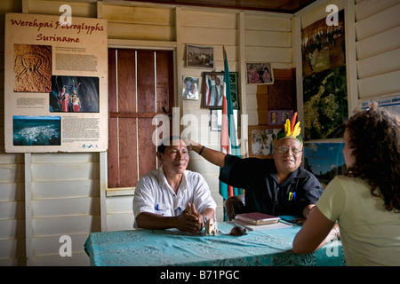 Le Suriname, Kwamalasamutu, accueil des peuples indiens. Les touristes d'être reçu par le chef de village et le Trio d'Indiens. Banque D'Images