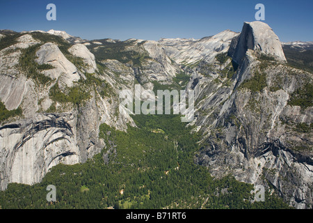 Californie - Vallée du ruisseau Tenaya et Demi Dôme de Glacier Point in Yosemite National Park. Banque D'Images