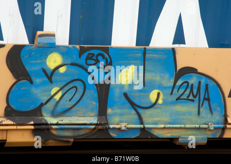 Balle de tennis jaune sur banc par tennis Banque D'Images