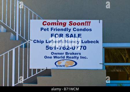 Palm Beach Shores , chantier , bizarre bizarre , signes amusant Coming Soon ! ! ! Animaux domestiques acceptés, Condos à vendre Banque D'Images