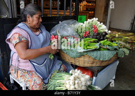 Femme vendant des légumes à Oaxaca, Mexique Banque D'Images