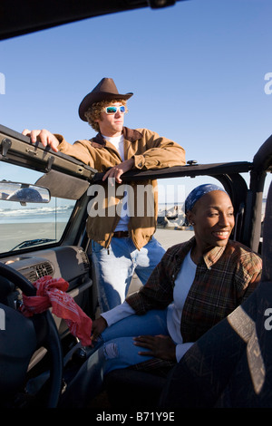 Jeune couple interracial avec jeep at beach Banque D'Images