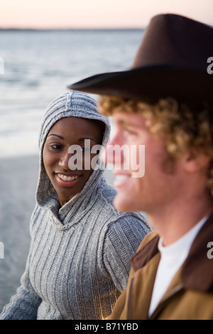 Jeune couple interracial sur plage, focus on woman Banque D'Images