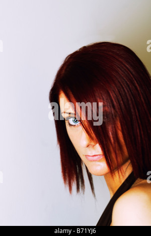 Belle femme avec des cheveux auburn recadrée looking at camera Banque D'Images