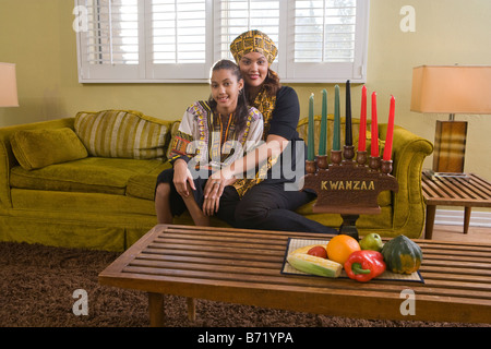 Happy African American mother and daughter célébrer Kwanzaa à la maison Banque D'Images