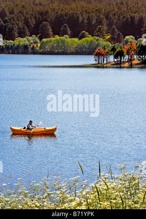 Canoë-kayak angler sur Lago di Arvo près de Lorica, province de Cosenza, Calabre, orteil de l'Italie Banque D'Images