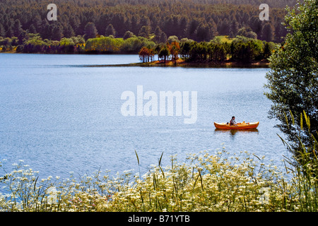 Canoë-kayak angler sur Lago di Arvo près de Lorica, province de Cosenza, Calabre, orteil de l'Italie Banque D'Images