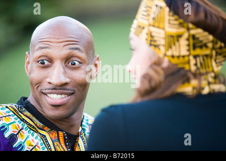 Happy African American couple habillé en tenue traditionnelle africaine Banque D'Images
