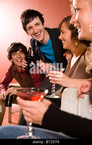 Amis de boire et passer un bon moment Banque D'Images