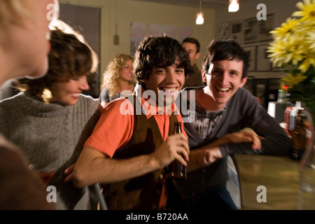 Les jeunes amis et boire au restaurant ensemble Banque D'Images