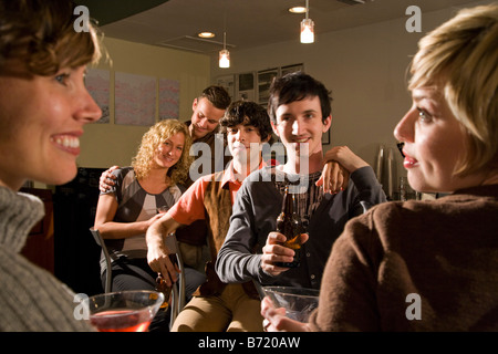Young Friends hanging out et de boire au restaurant ensemble Banque D'Images
