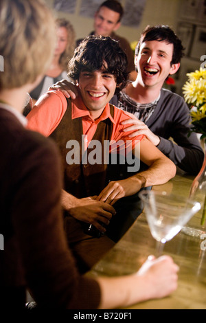 Les jeunes amis et au bar Banque D'Images