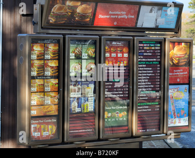 En voiture par le menu d'administration à Wendy's restaurant fast food aux usa. Banque D'Images