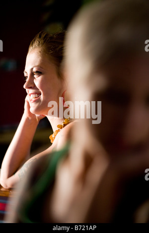 Deux jeunes femmes, l'accent sur woman in background Banque D'Images